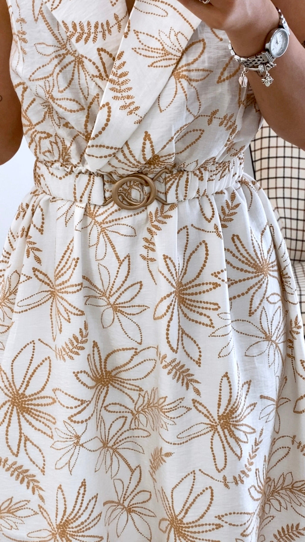 VESTIDO ESCOTE CRUZADO CON CINTURÓN ENGOMADO