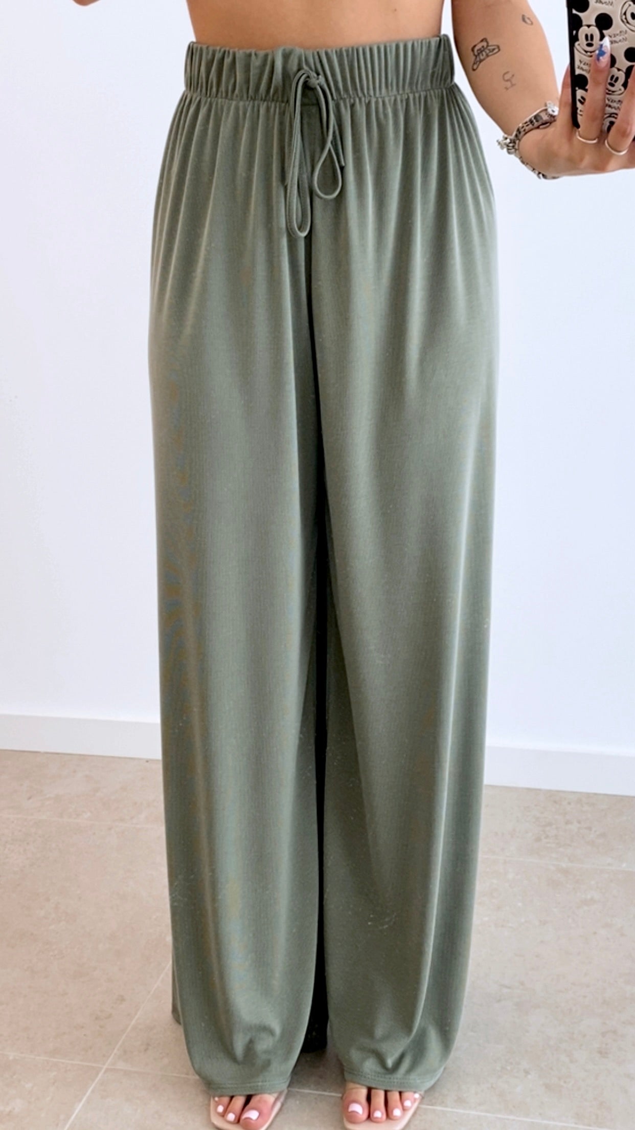CONJUNTO CAMISETA HOMBRERAS + PANTALÓN