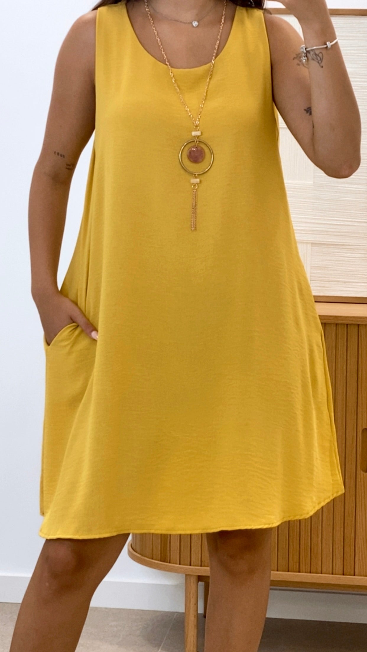 VESTIDO CORTO SIN MANGAS CON COLLAR