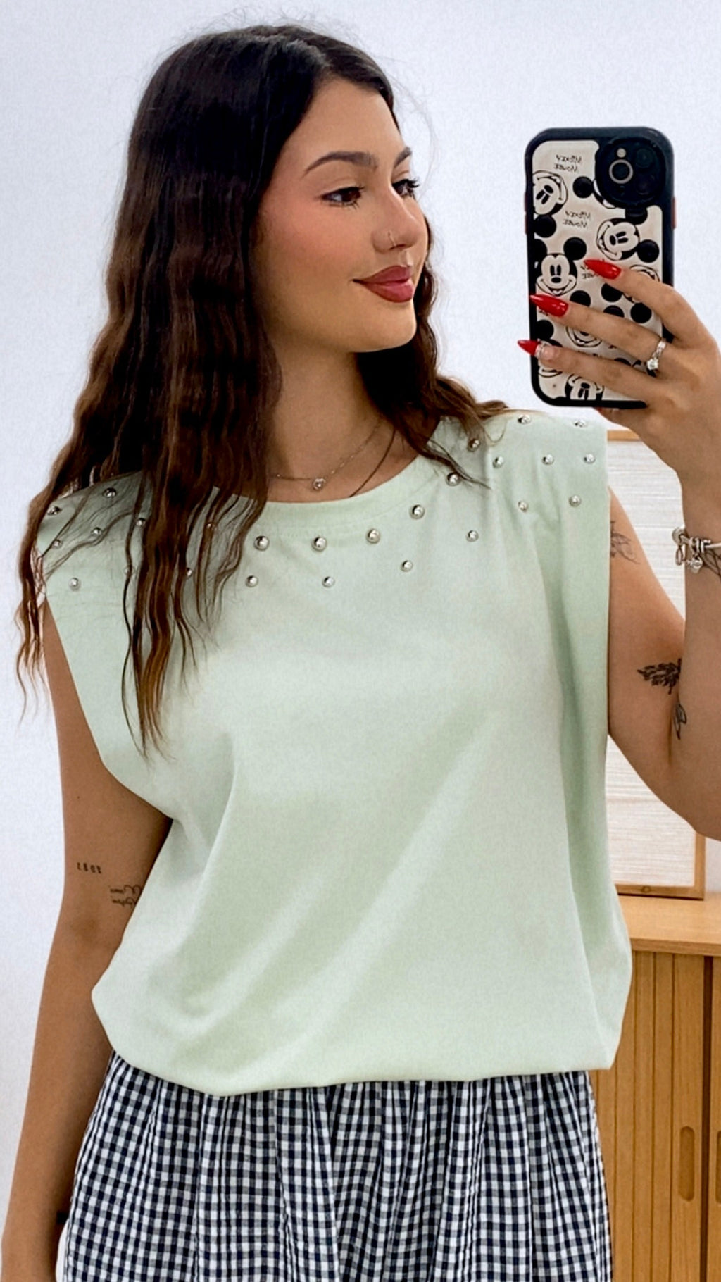 CAMISETA HOMBRERAS Y TACHAS