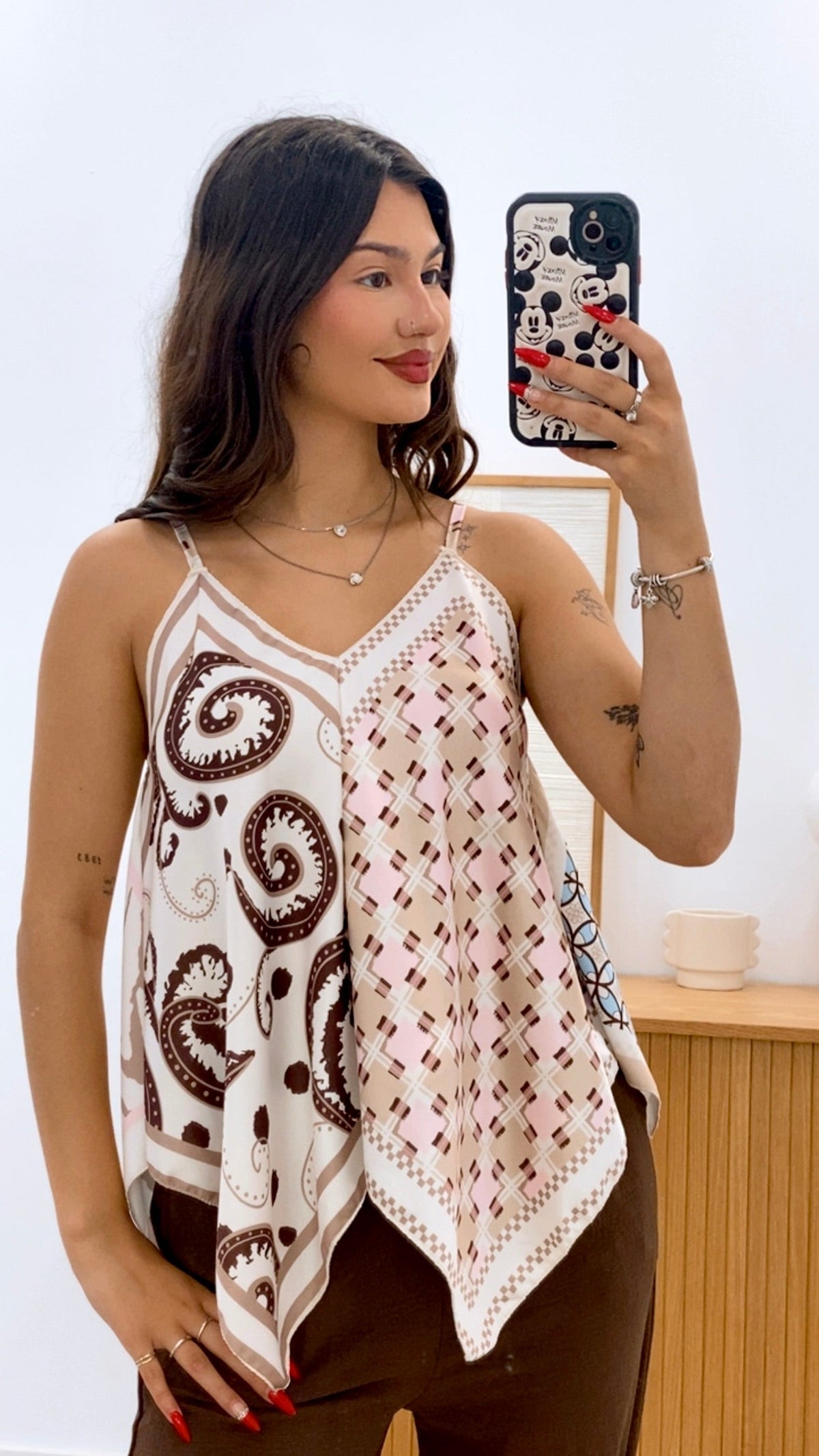TOP ASIMÉTRICO ESTAMPADO Y TIRANTES