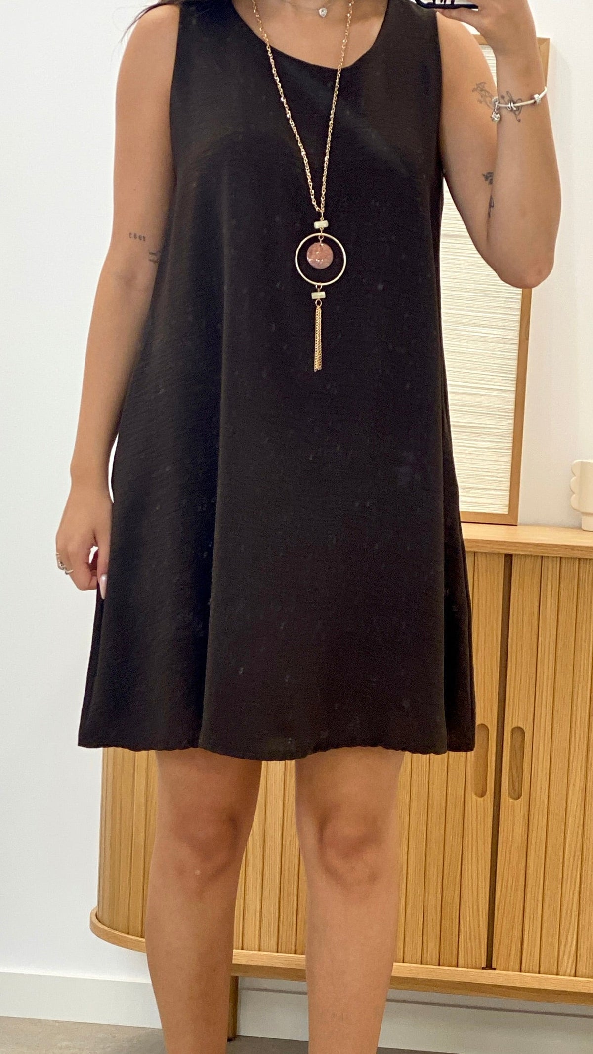 VESTIDO CORTO SIN MANGAS CON COLLAR