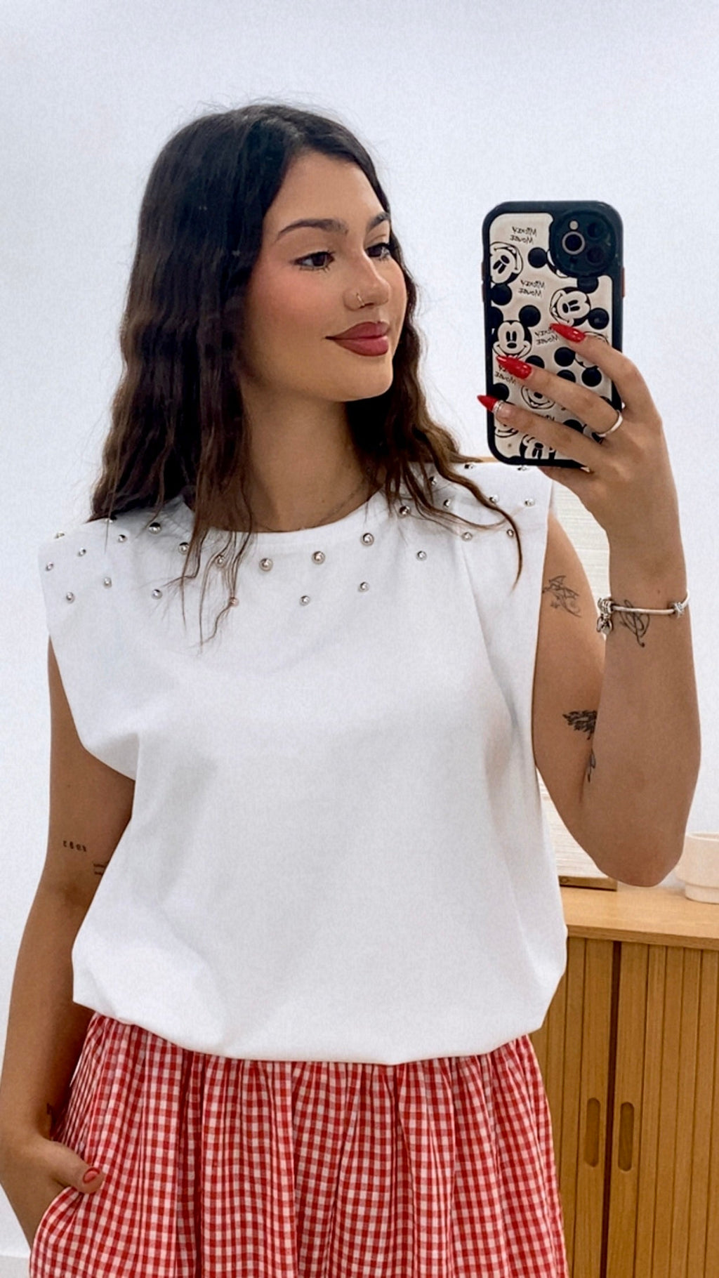 CAMISETA HOMBRERAS Y TACHAS