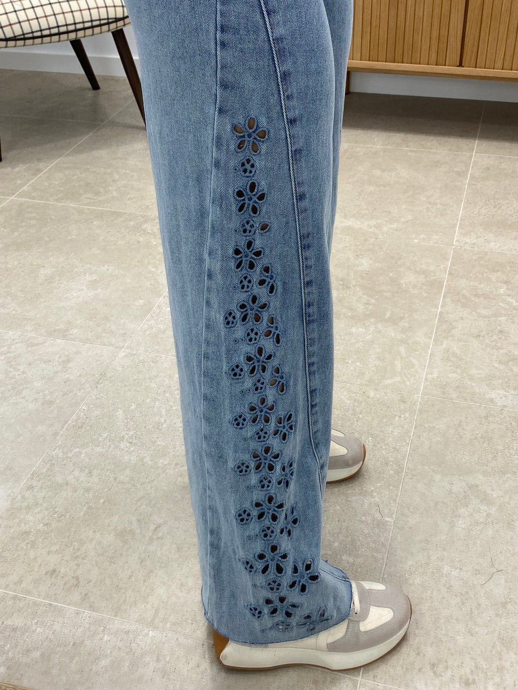 PANTALÓN WIDE LEG TROQUELADO