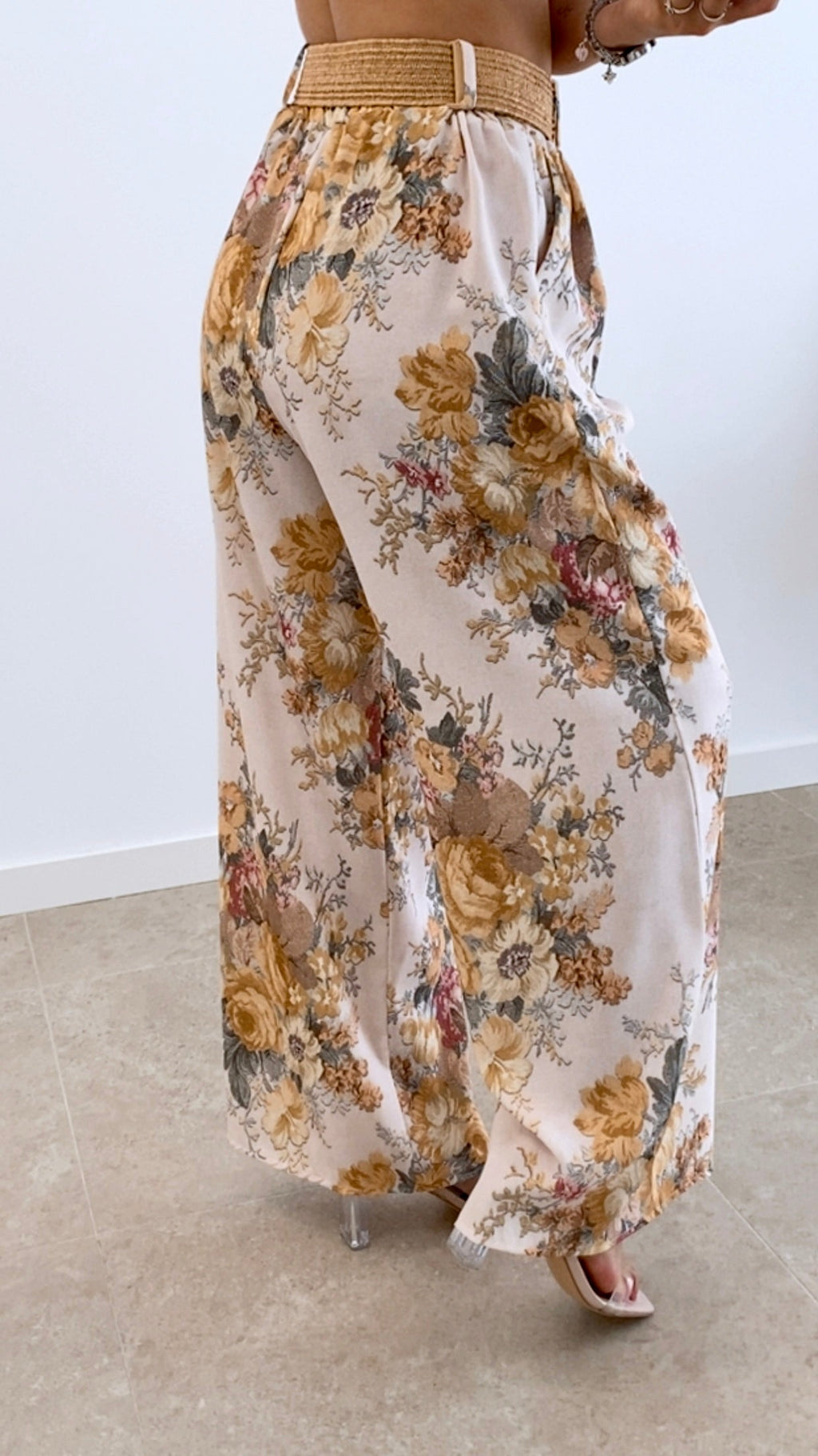 PANTALÓN FLORAL CON CINTURÓN RAFIA