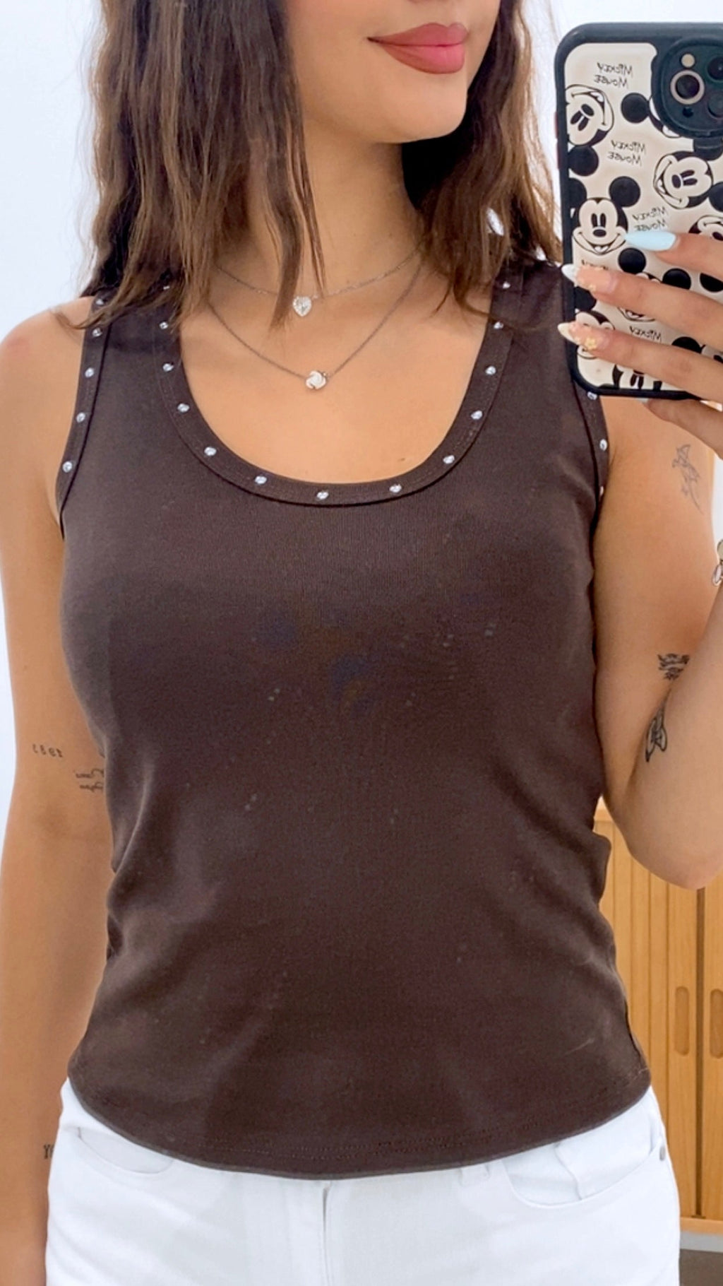 CAMISETA  UNICOLOR TIRANTE Y TACHAS