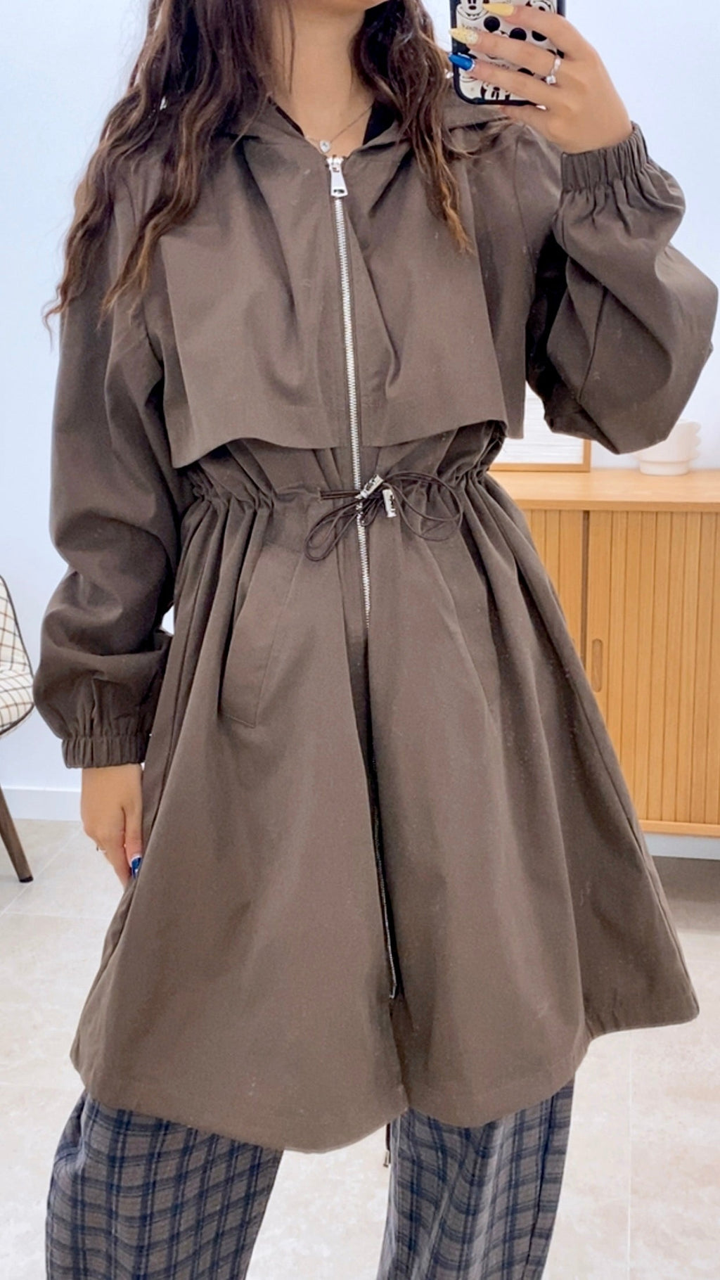 CHAQUETA LARGA ESTILO CHUBASQUERO