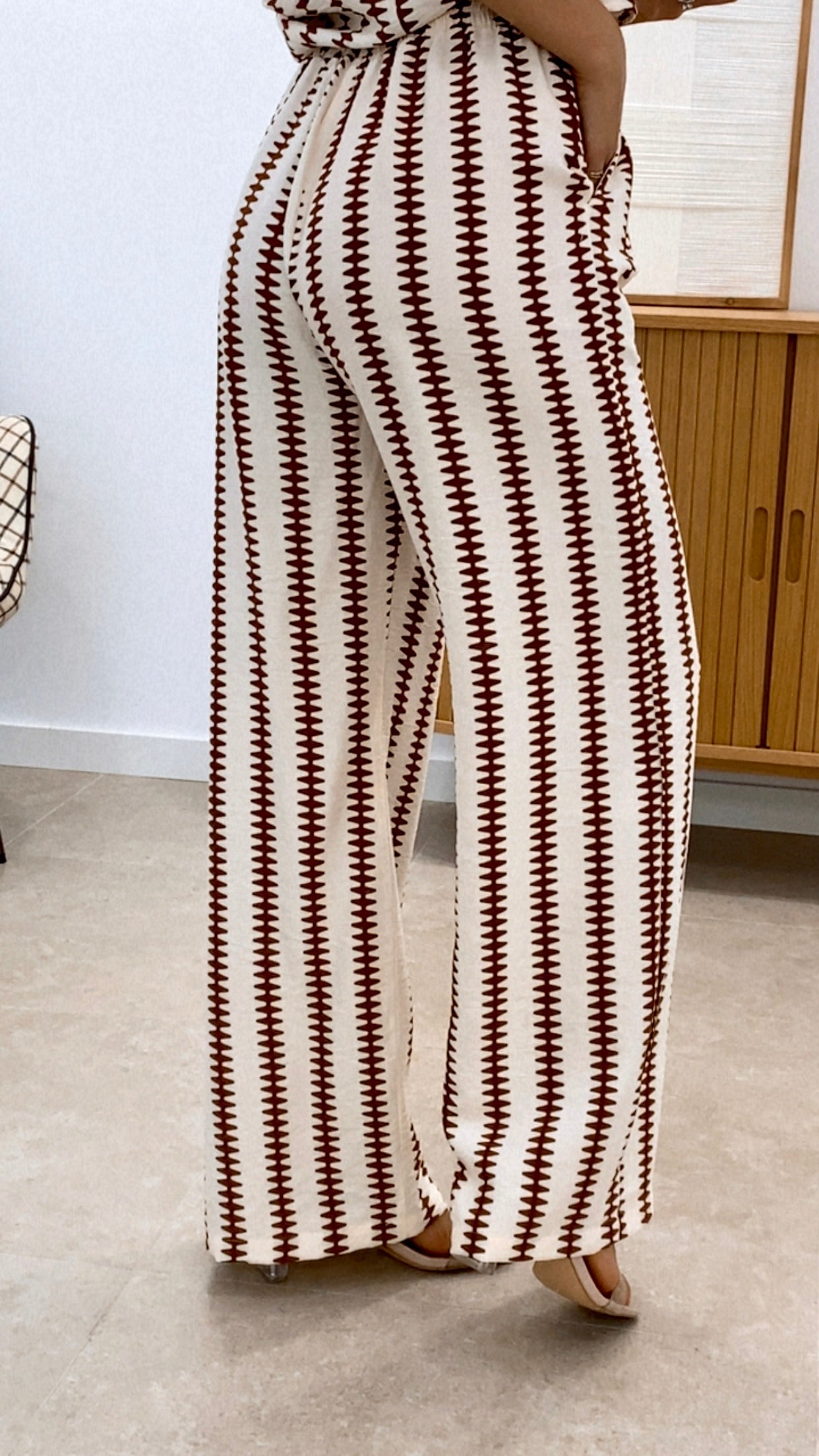 CONJUNTO DE CAMISA SIN MANGAS Y PANTALÓN ESTAMPADOS MARRÓN