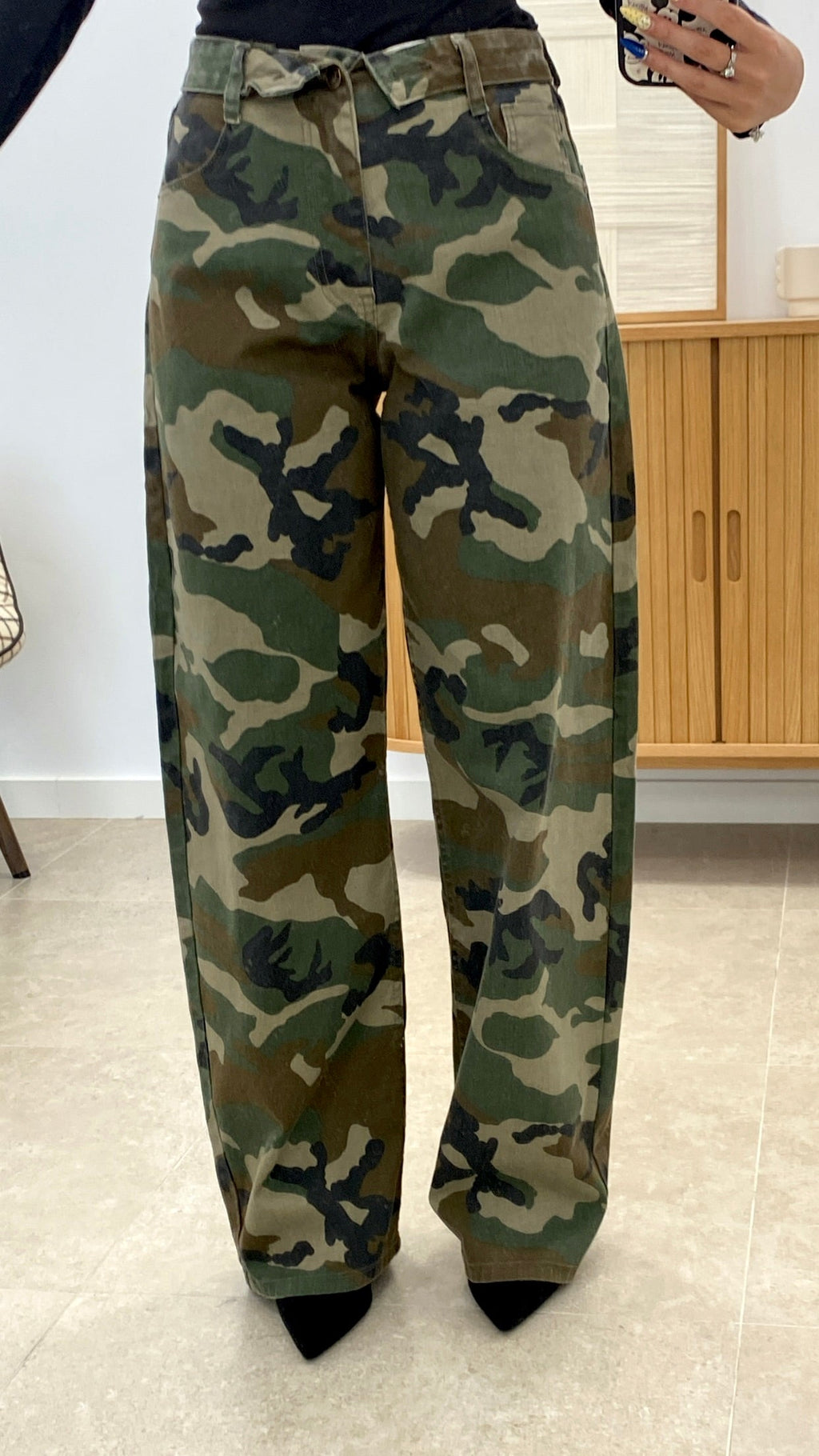 PANTALÓN CAMUFLADO CON CINTURA PLEGADA
