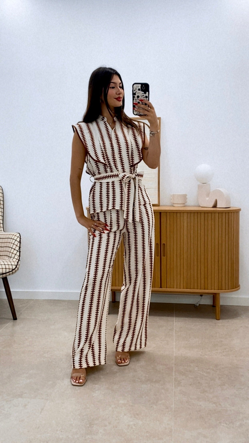 CONJUNTO DE CAMISA SIN MANGAS Y PANTALÓN ESTAMPADOS MARRÓN