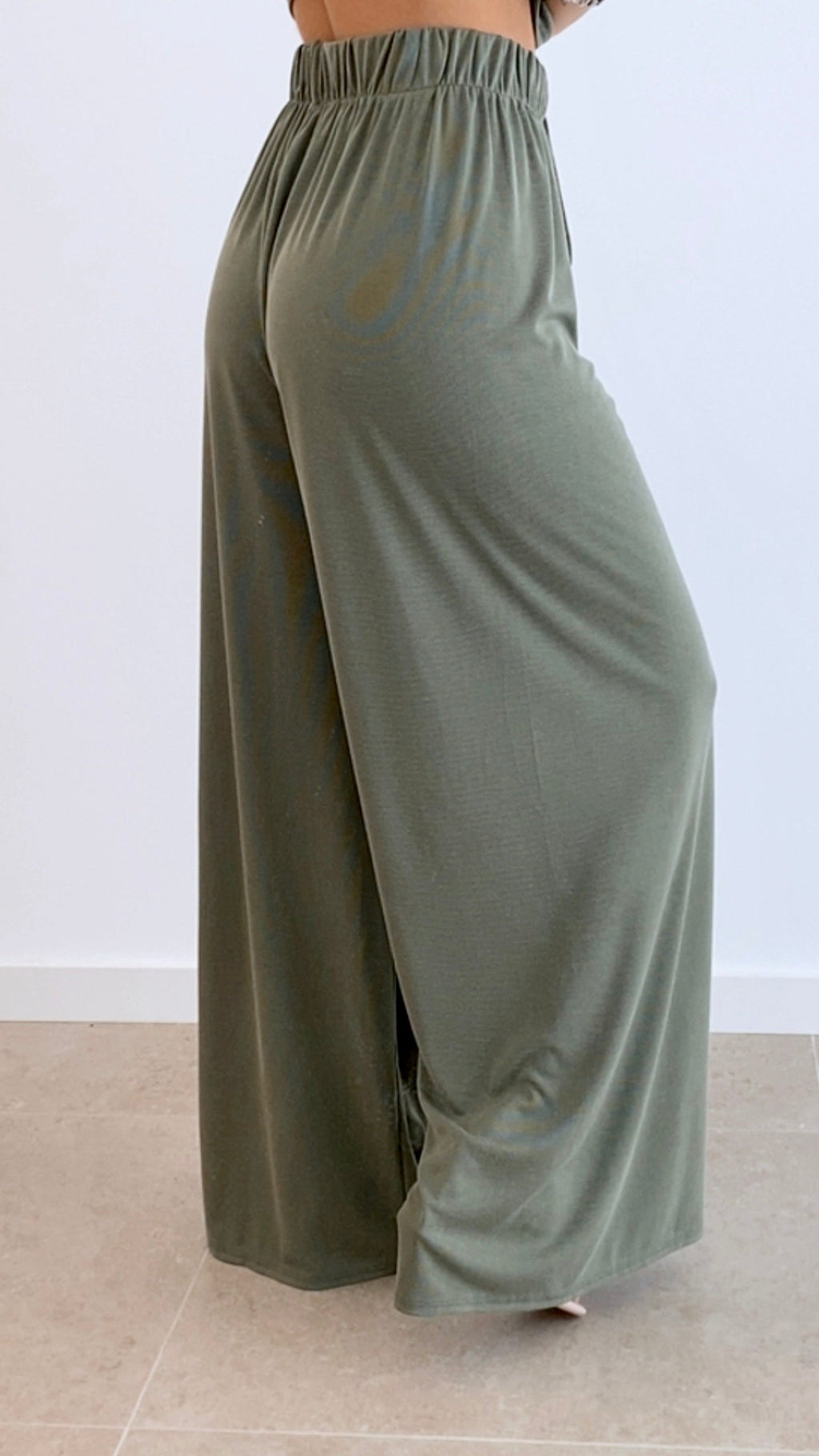 CONJUNTO CAMISETA HOMBRERAS + PANTALÓN