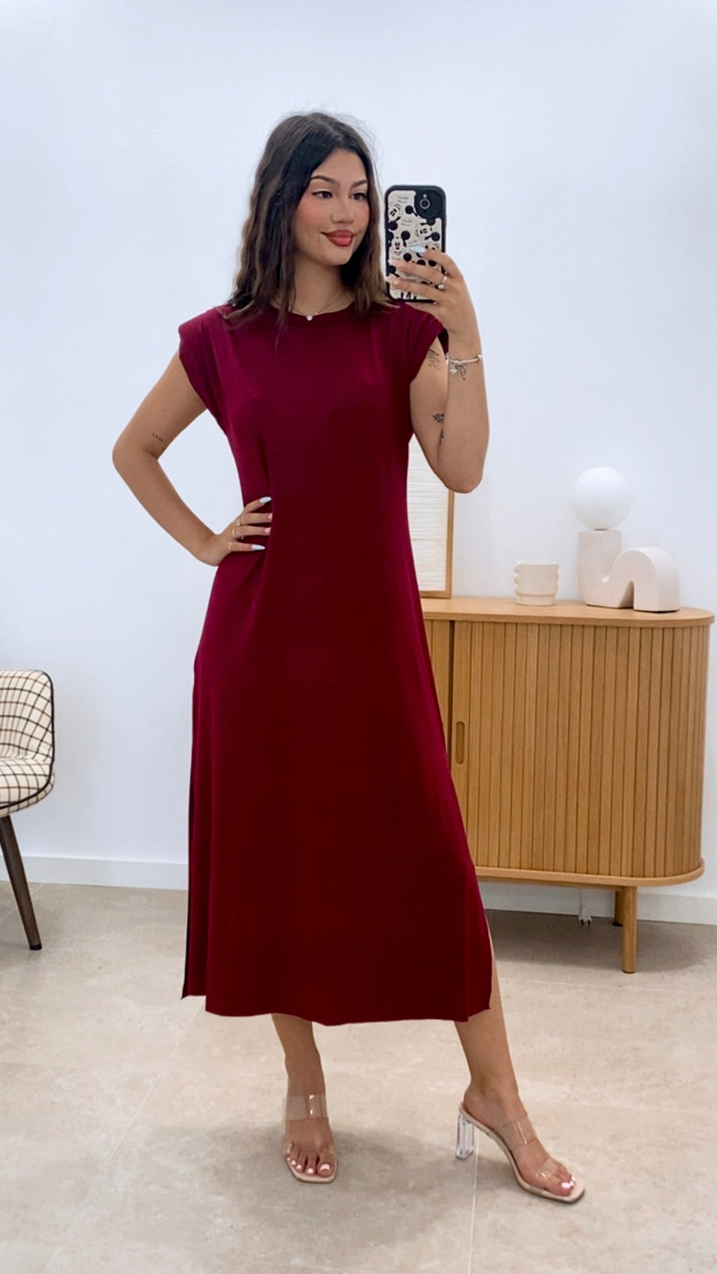 VESTIDO LISO HOMBRERAS