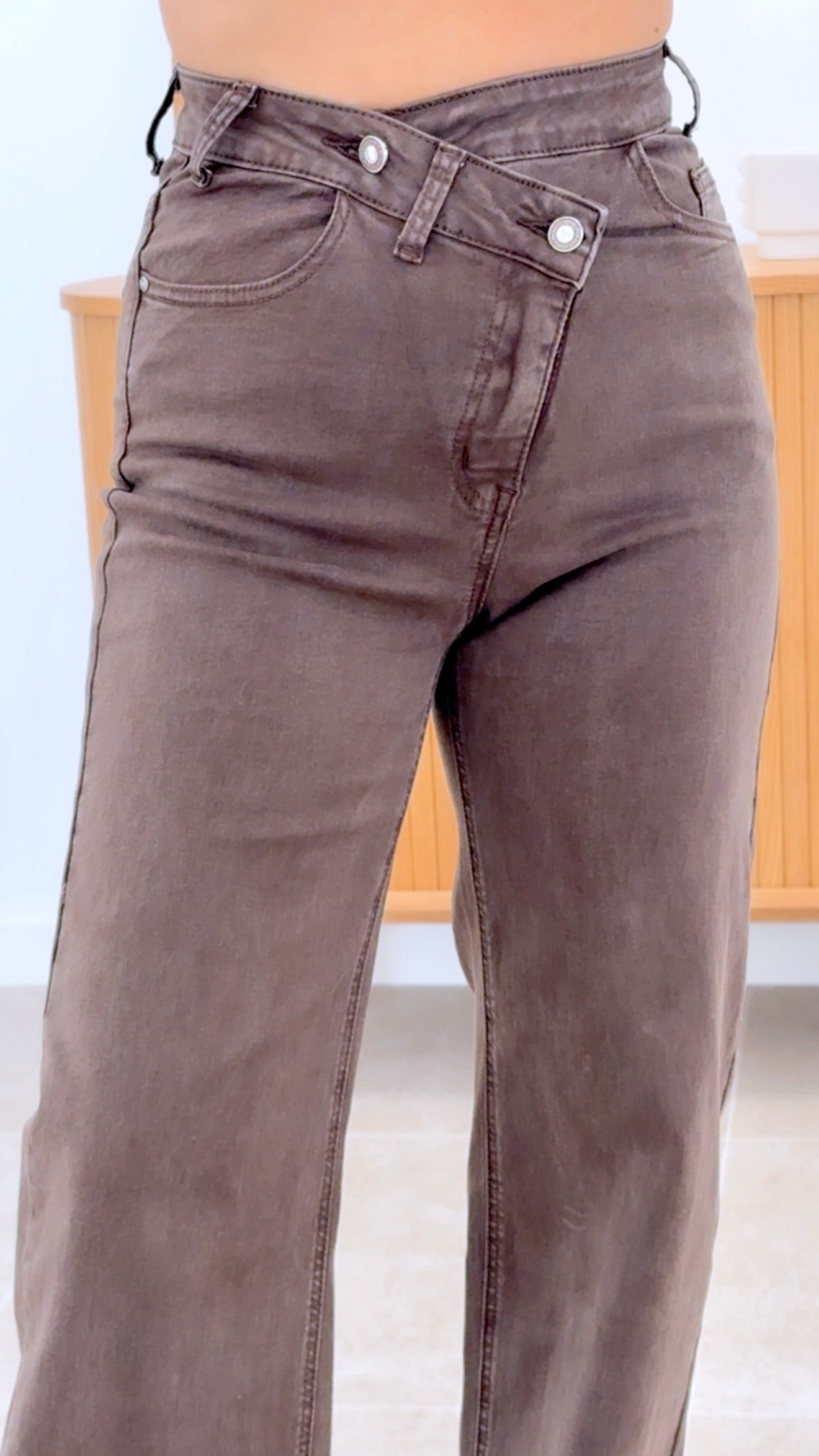 PANTALÓN CRUZADO MARRÓN