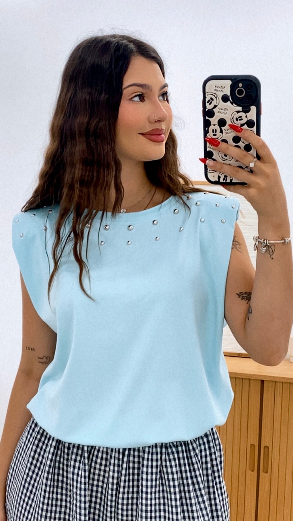 CAMISETA HOMBRERAS Y TACHAS