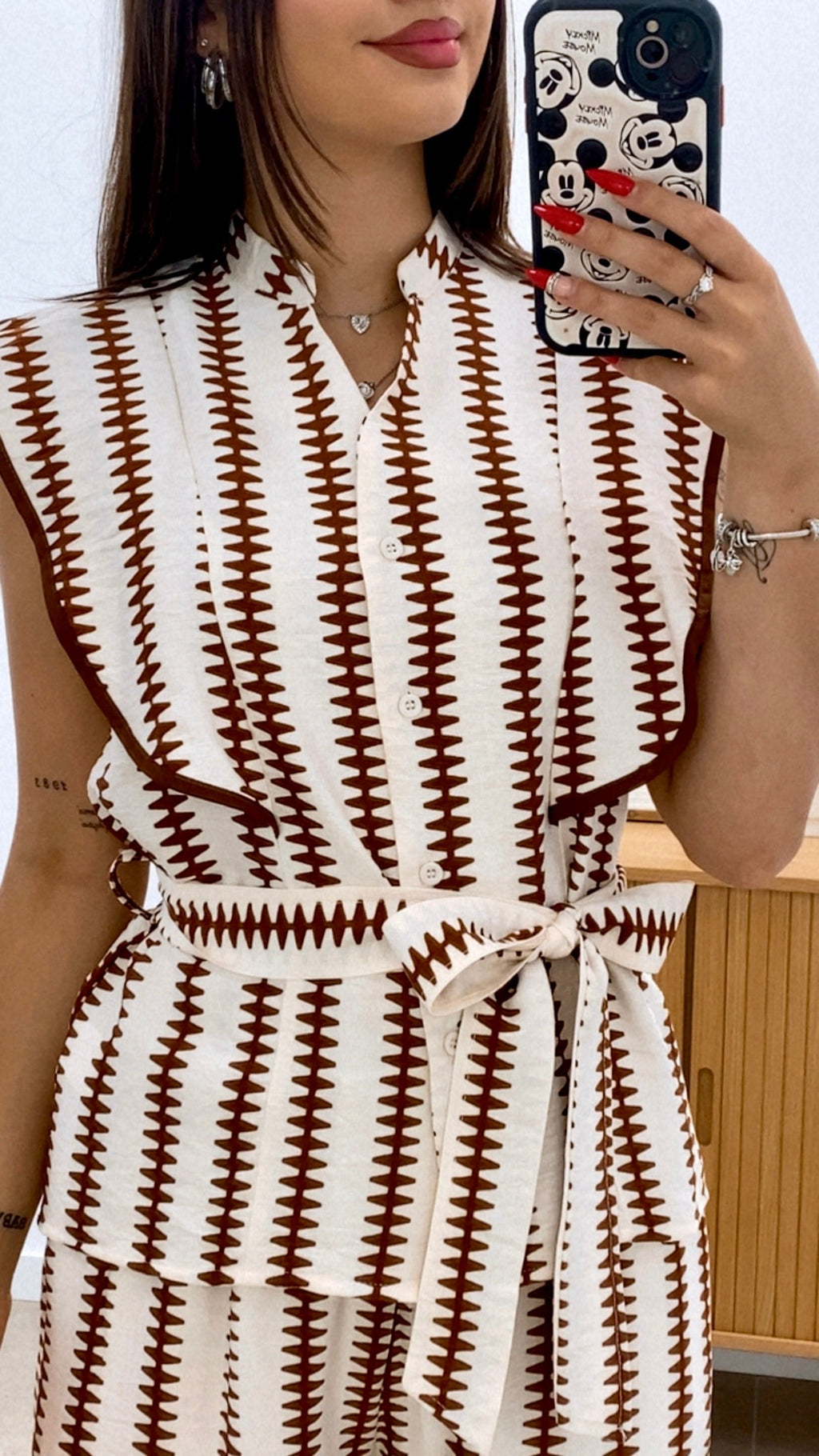 CONJUNTO DE CAMISA SIN MANGAS Y PANTALÓN ESTAMPADOS MARRÓN