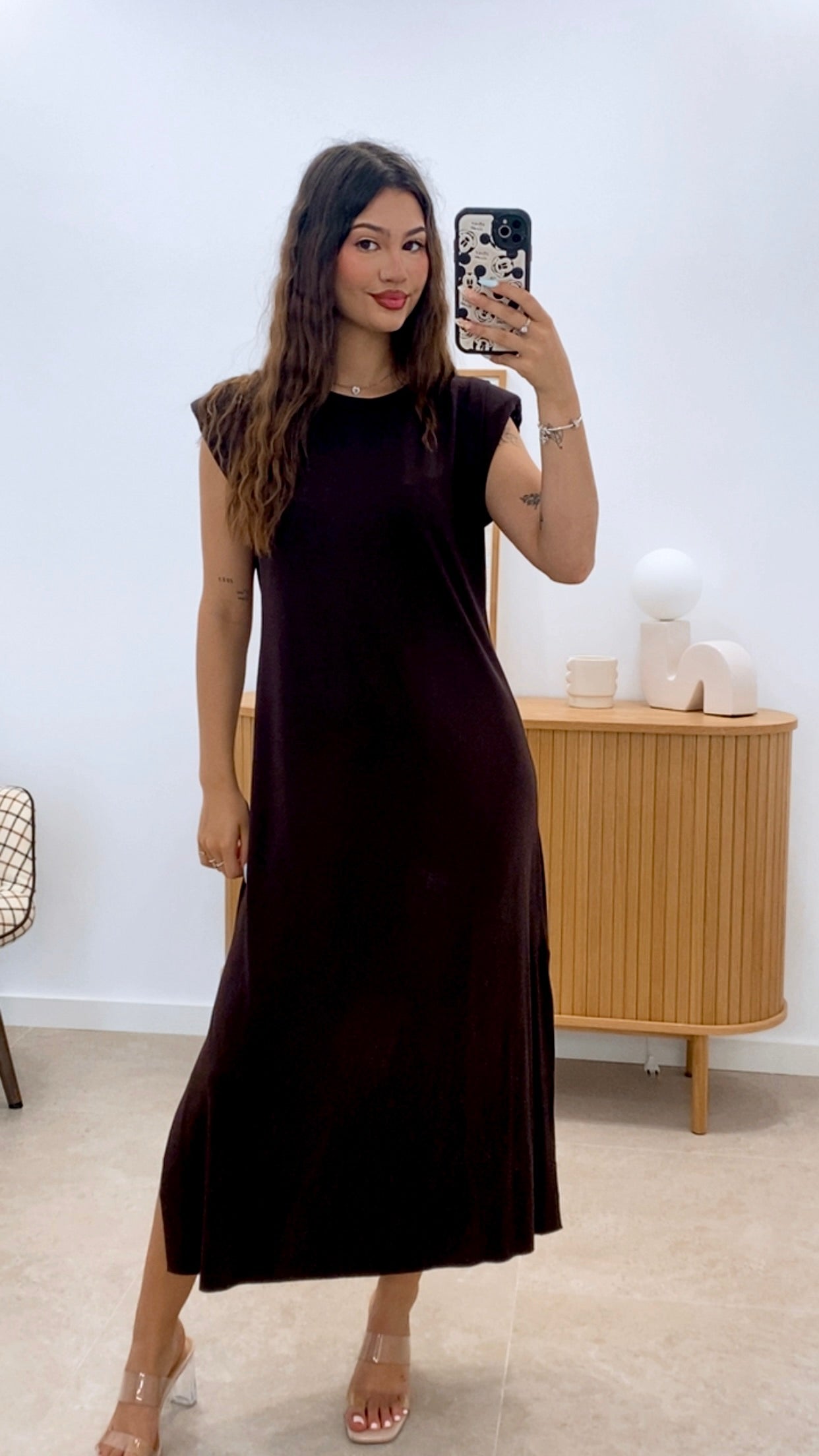 VESTIDO LISO HOMBRERAS