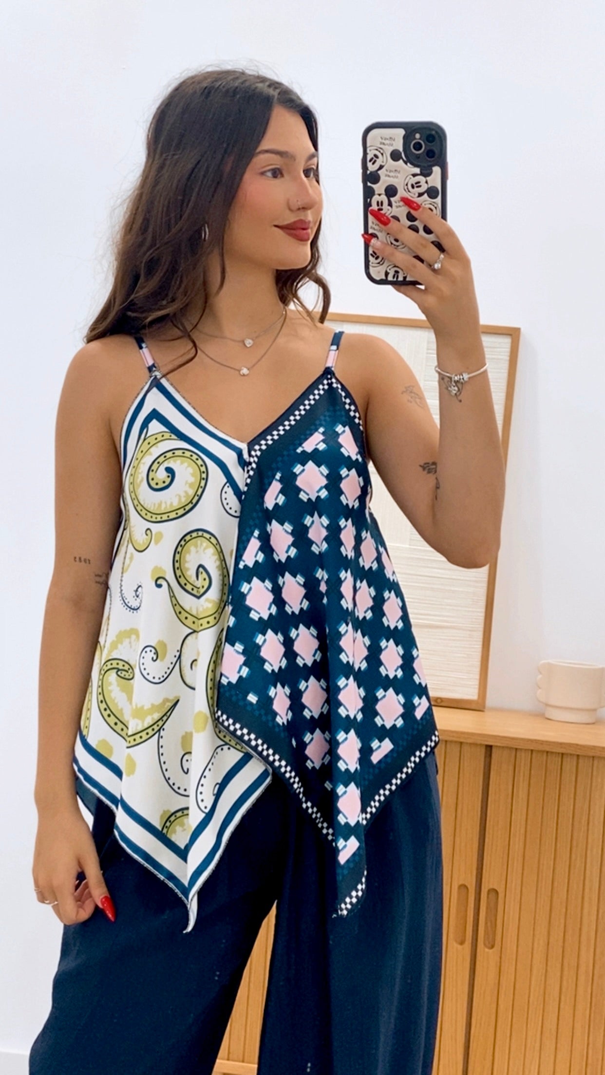 TOP ASIMÉTRICO ESTAMPADO Y TIRANTES