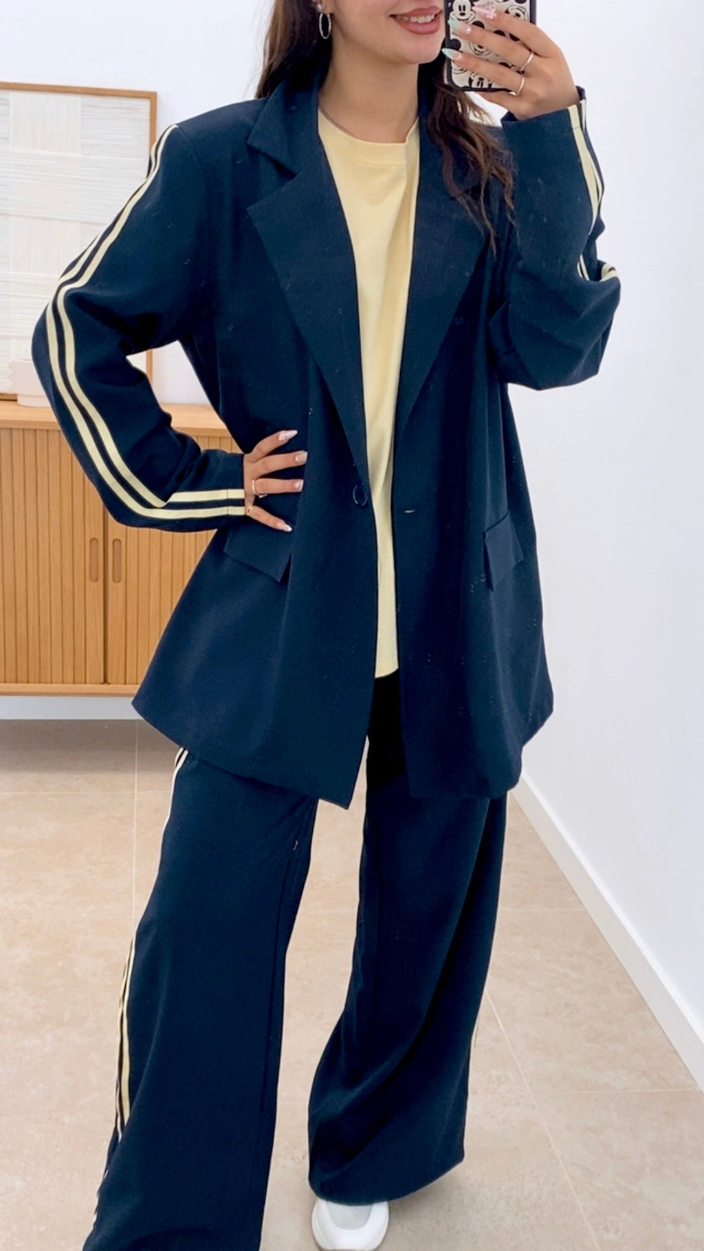 Conjunto de Americana Clásica con Botones Frontales y Pantalón Engomado Doble Línea Lateral para Looks Profesionales y Casuales