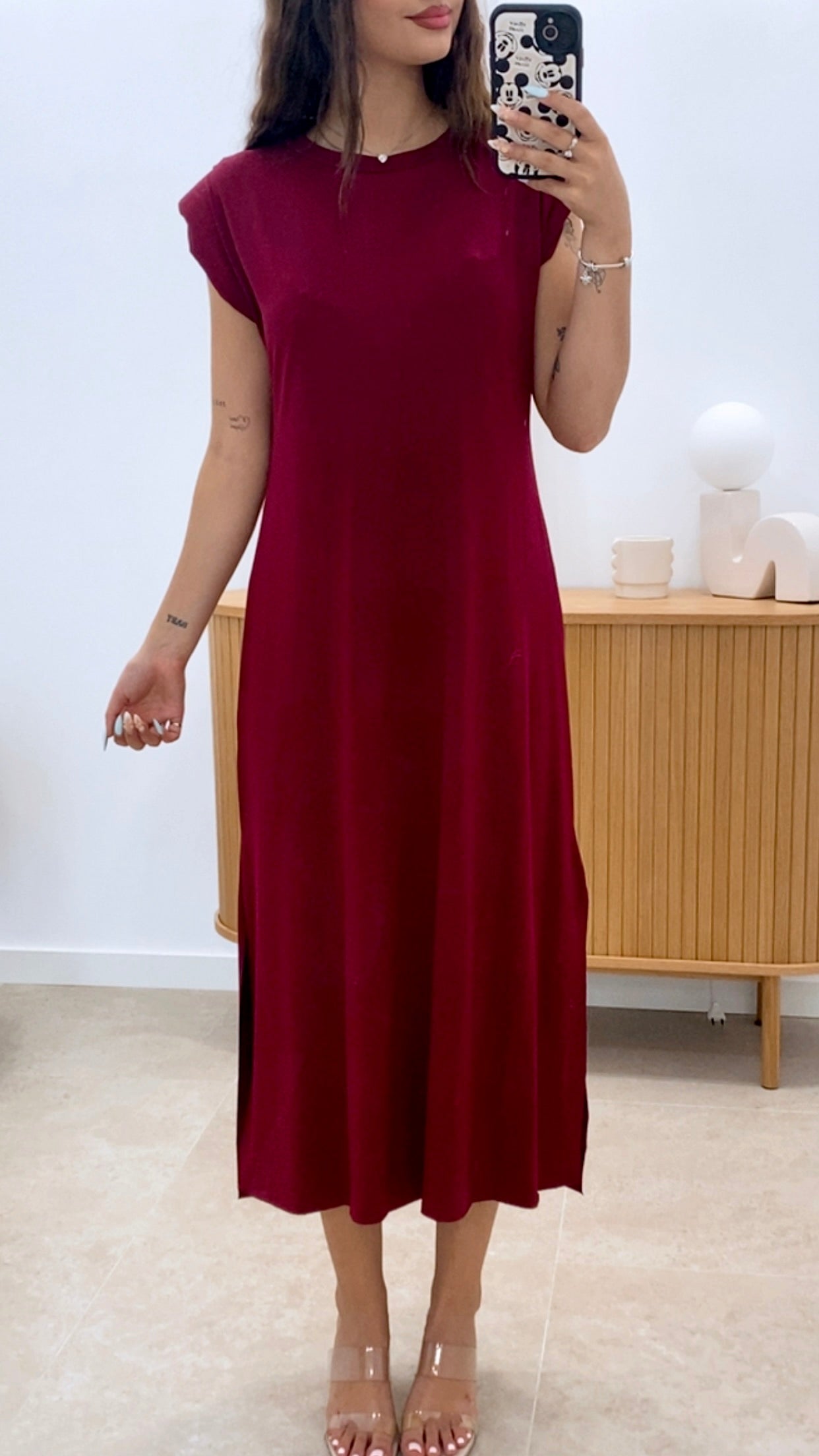 VESTIDO LISO HOMBRERAS
