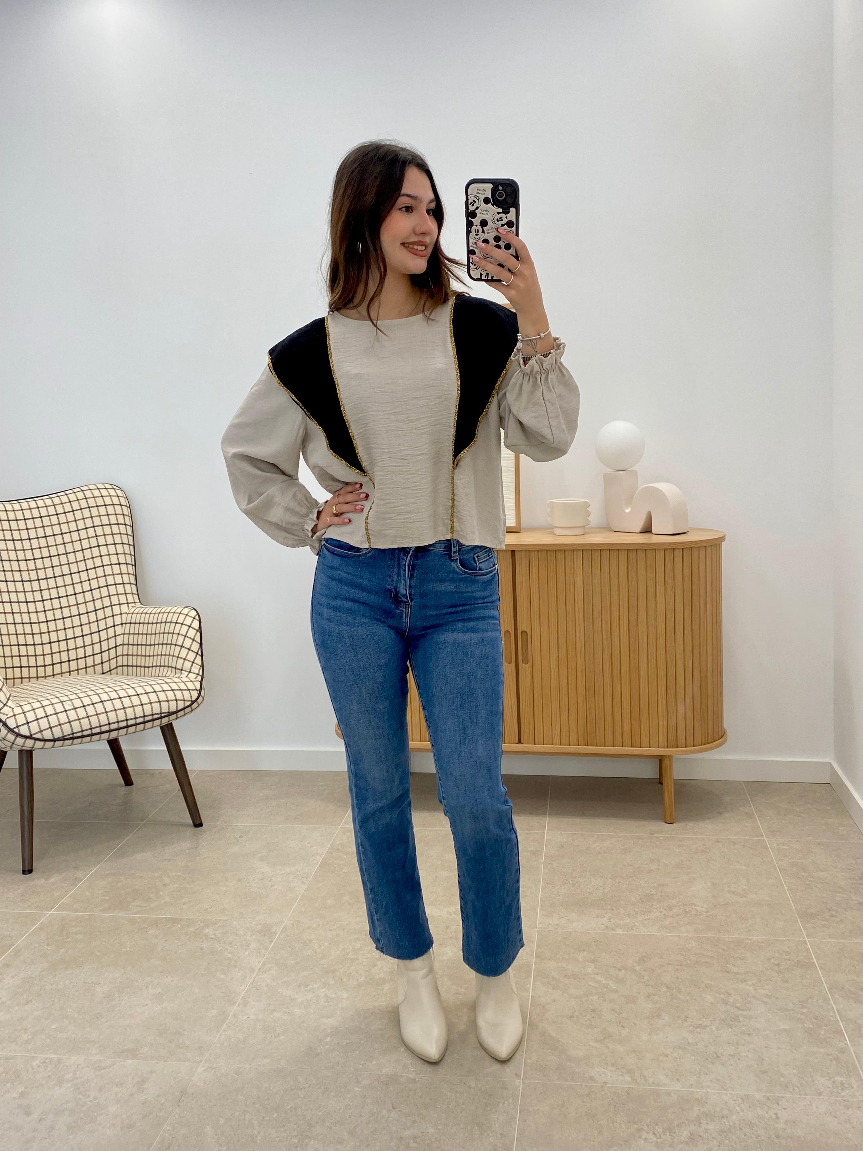 BLUSA VOLANTE BEIGE Y NEGRO