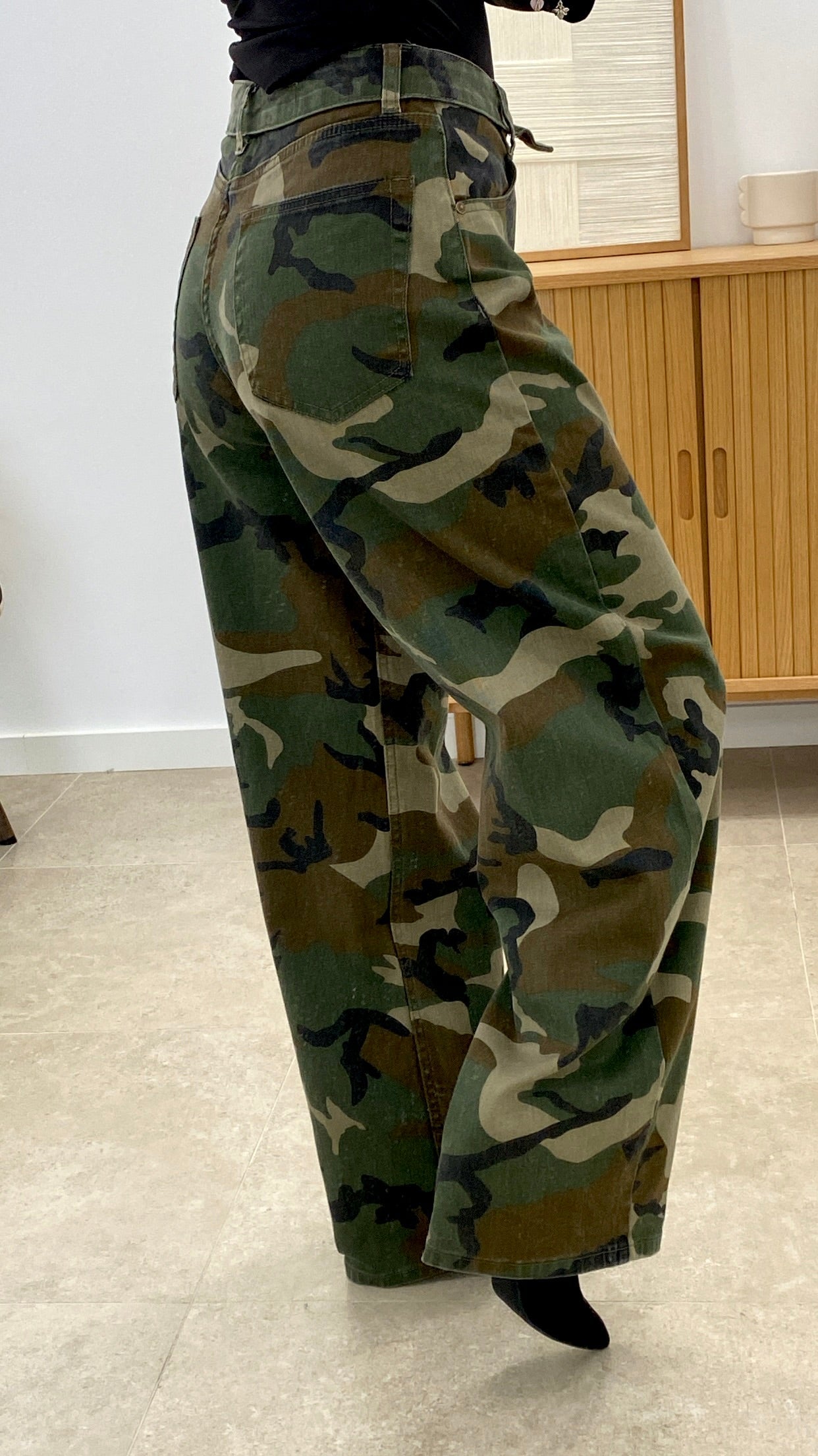 PANTALÓN CAMUFLADO CON CINTURA PLEGADA