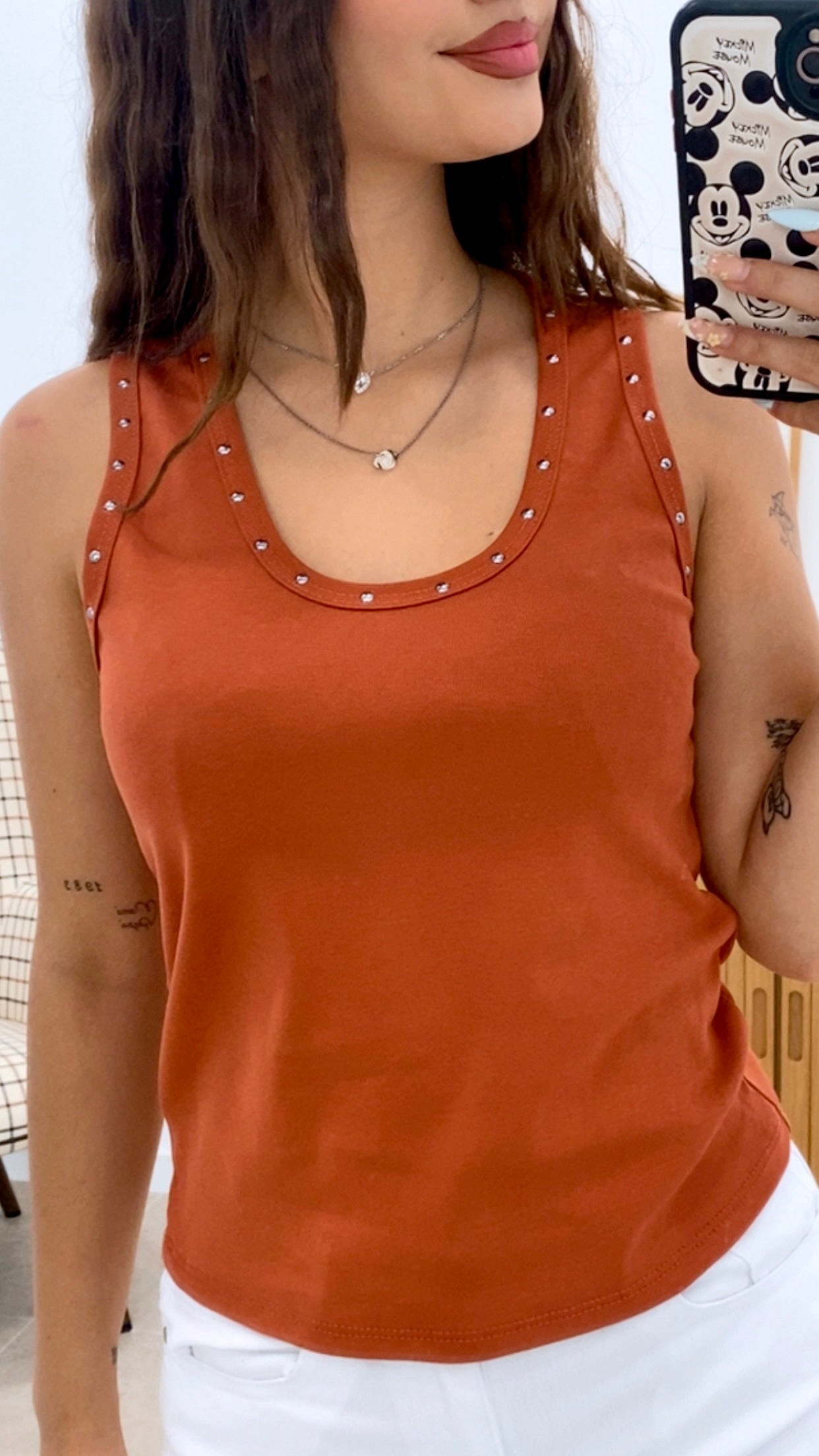 CAMISETA  UNICOLOR TIRANTE Y TACHAS