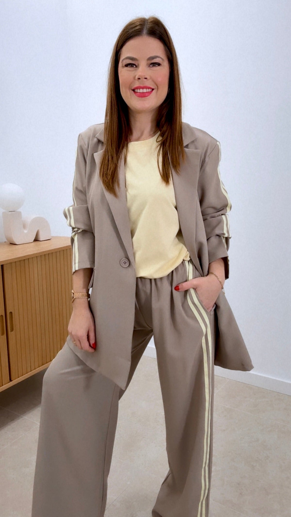 Conjunto de Americana Clásica con Botones Frontales y Pantalón Engomado Doble Línea Lateral para Looks Profesionales y Casuales