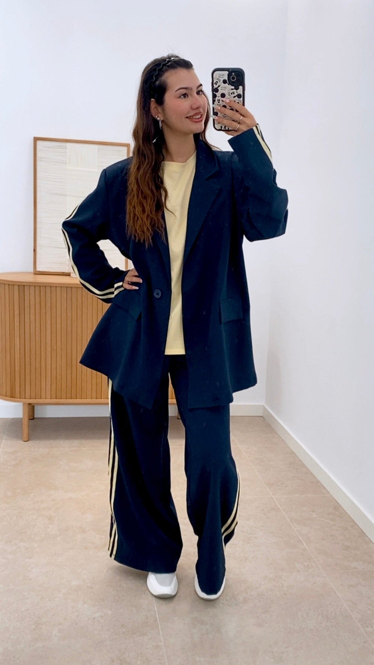 Conjunto de Americana Clásica con Botones Frontales y Pantalón Engomado Doble Línea Lateral para Looks Profesionales y Casuales