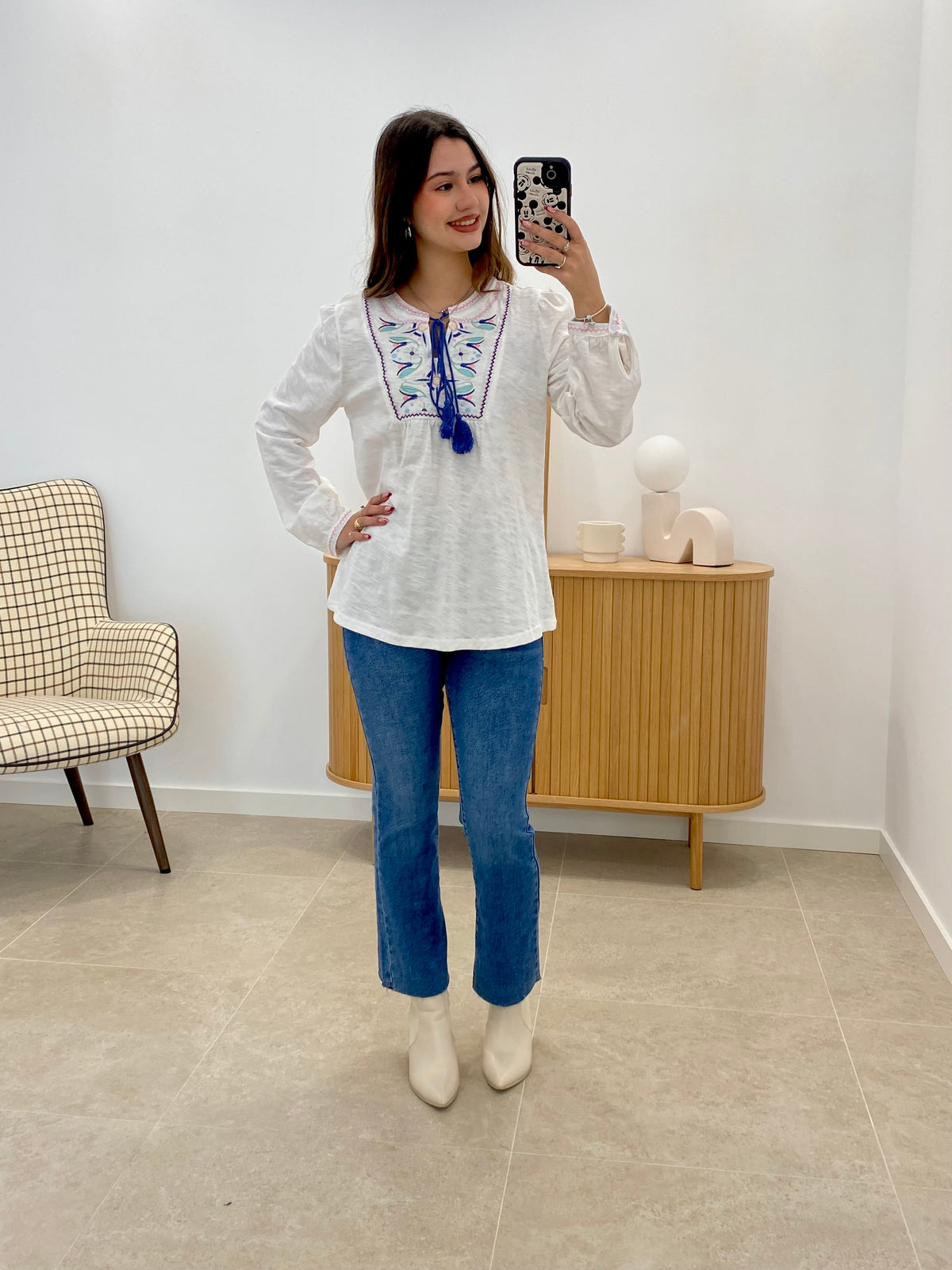 BLUSA BORDADA AZUL Y ROSA