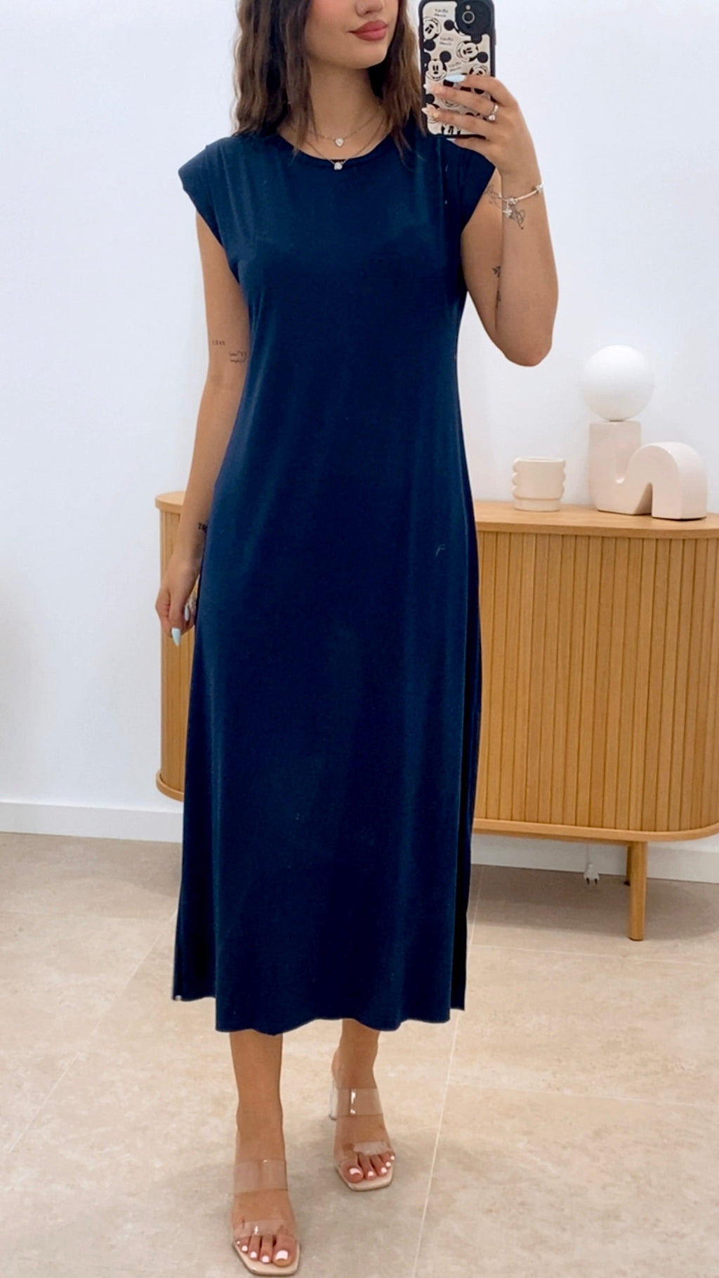 VESTIDO LISO HOMBRERAS