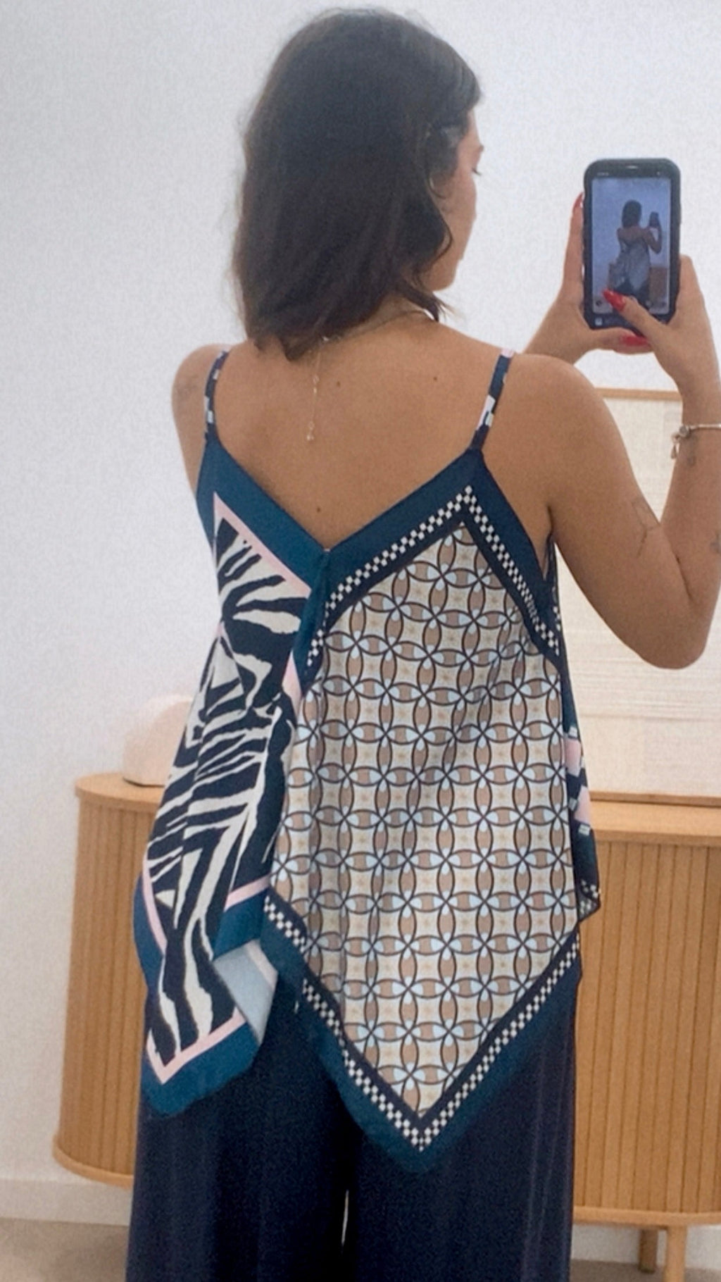 TOP ASIMÉTRICO ESTAMPADO Y TIRANTES