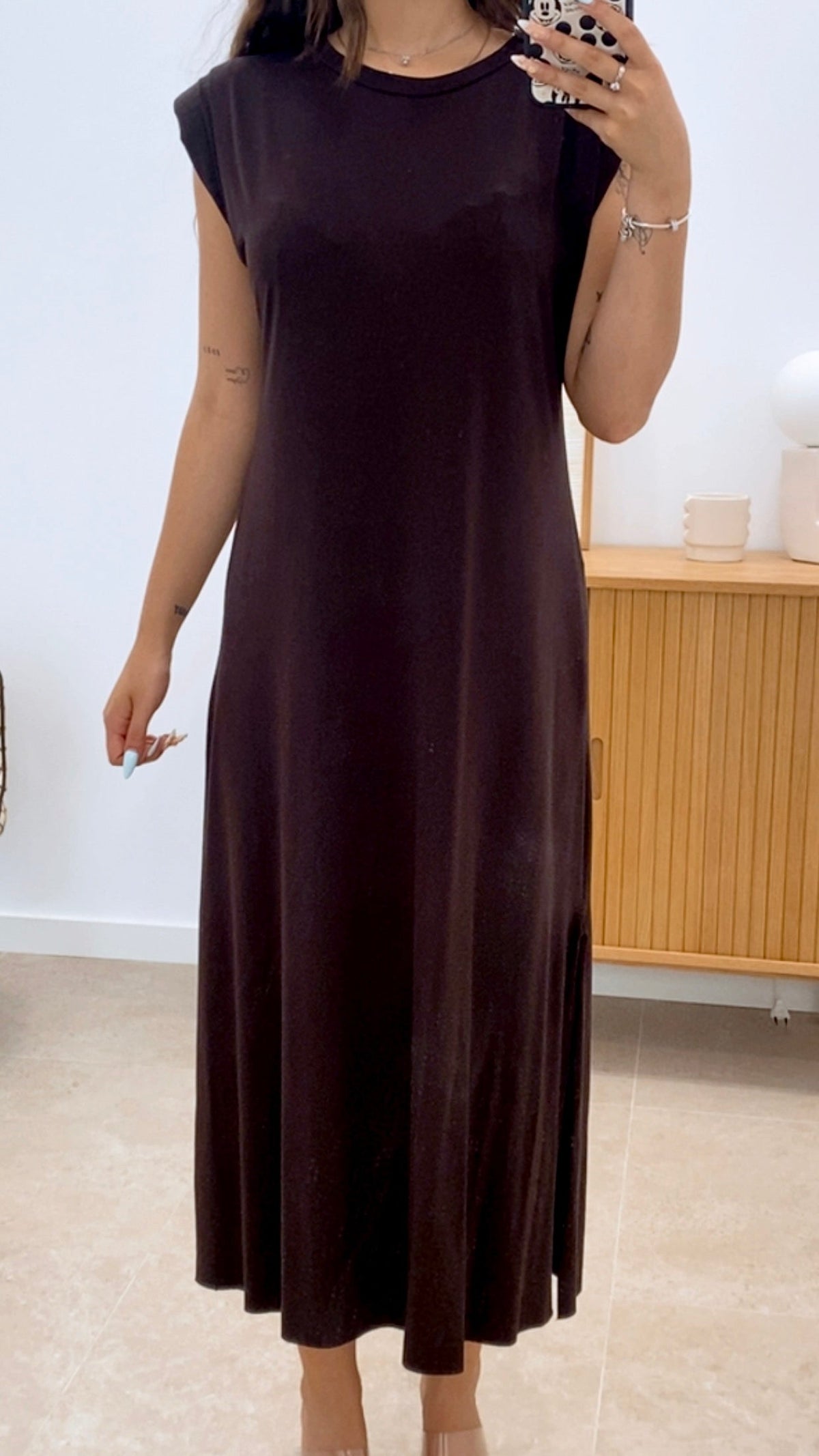 VESTIDO LISO HOMBRERAS