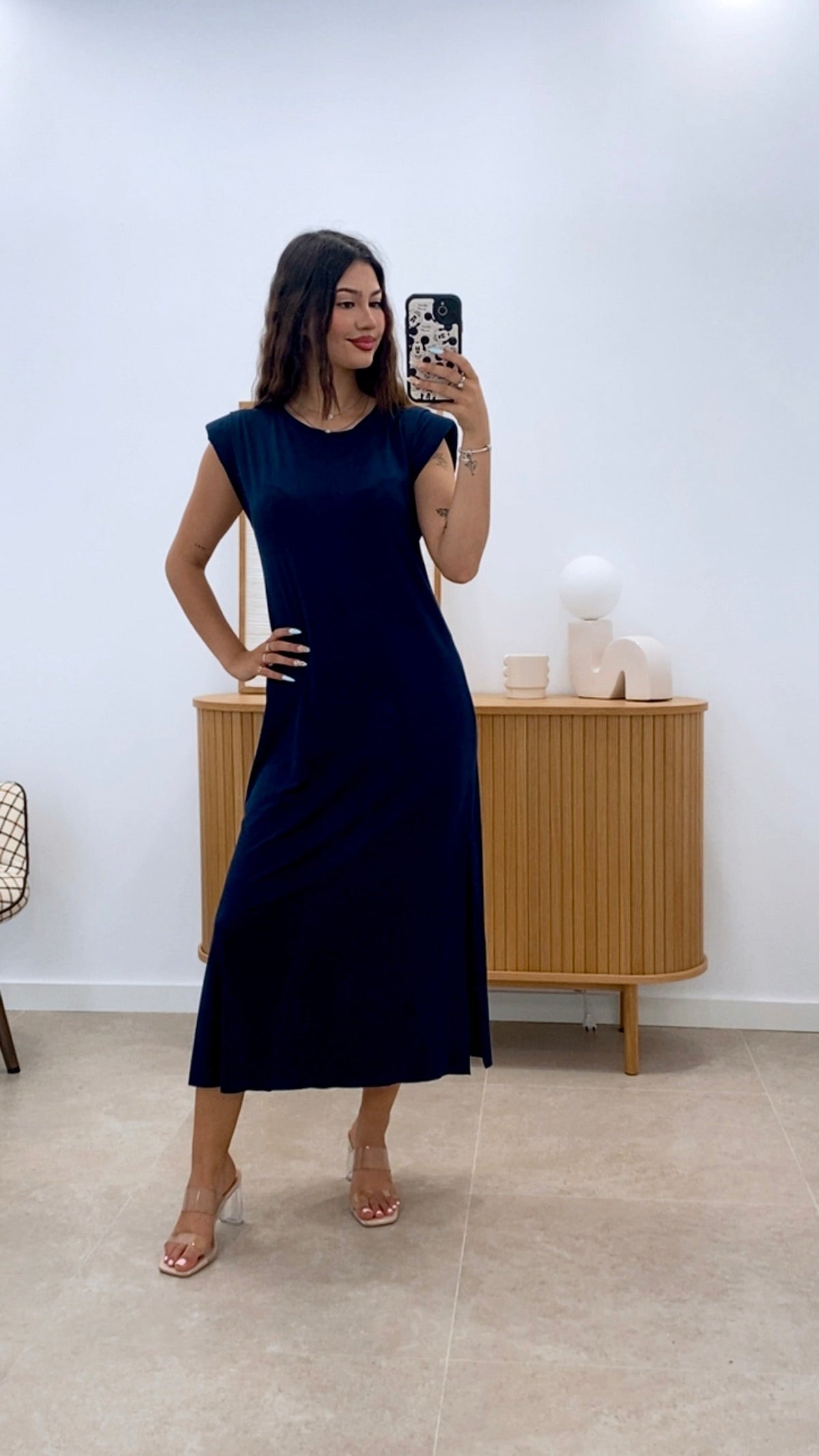 VESTIDO LISO HOMBRERAS