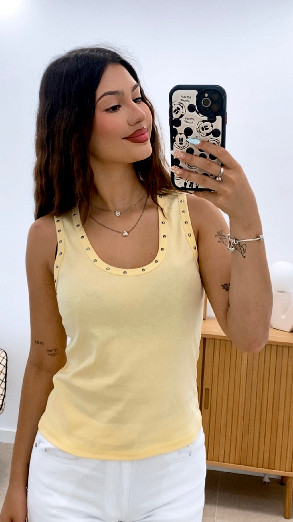 CAMISETA  UNICOLOR TIRANTE Y TACHAS